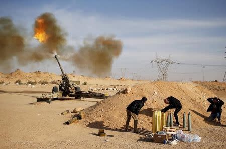 Libya Dawn fighters fire an artillery cannon at IS militants near Sirte March 19, 2015. REUTERS/Goran Tomasevic