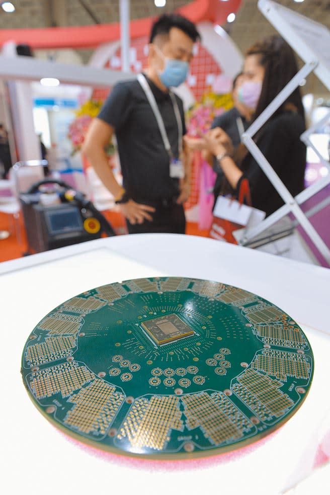 2020台灣國際半導體展，廠商展出相關矽晶圓及相關設備機器。（王德為攝）