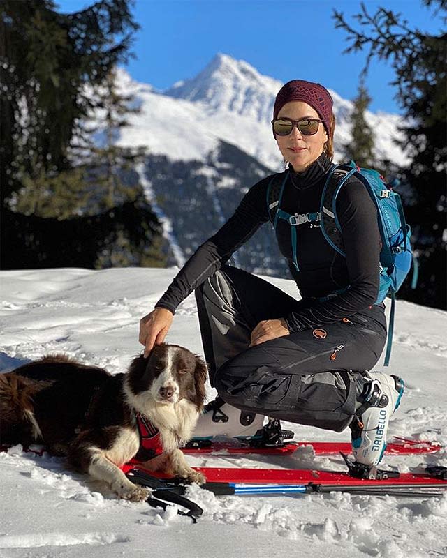 ¡La princesa de las nieves! Mary de Dinamarca corona las cumbres con su hijo Vincent y su perrita Grace