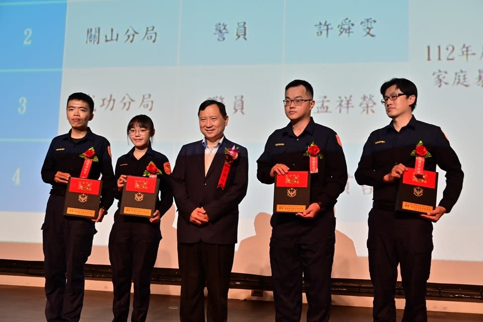 臺東縣警察局舉辦警察節慶祝大會，表揚113年模範警察、資深績優警察、資深服務工友等表現優異人員。