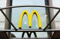 <b>1. McDonald's</b>. Ce logo a été créé une dizaine d'années après l'ouverture du premier restaurant. Cette forme en arche dorée est inspirée des travaux de l'architecte Stanley Meston. Preuve de son succès : depuis quelques années, le nom Mc Donald's n'apparaît même plus. Tout le monde sait ce que le M doré signifie désormais.