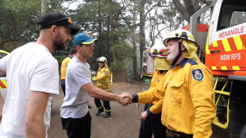 Australia cricketers Tim Paine and Nathan Lyon visit areas devastated by bushfires in Southern Highlands