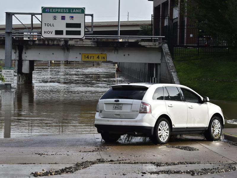 Die Flutwelle in Texas traf auch Autofahrer überraschend. Foto: Larry W. Smith