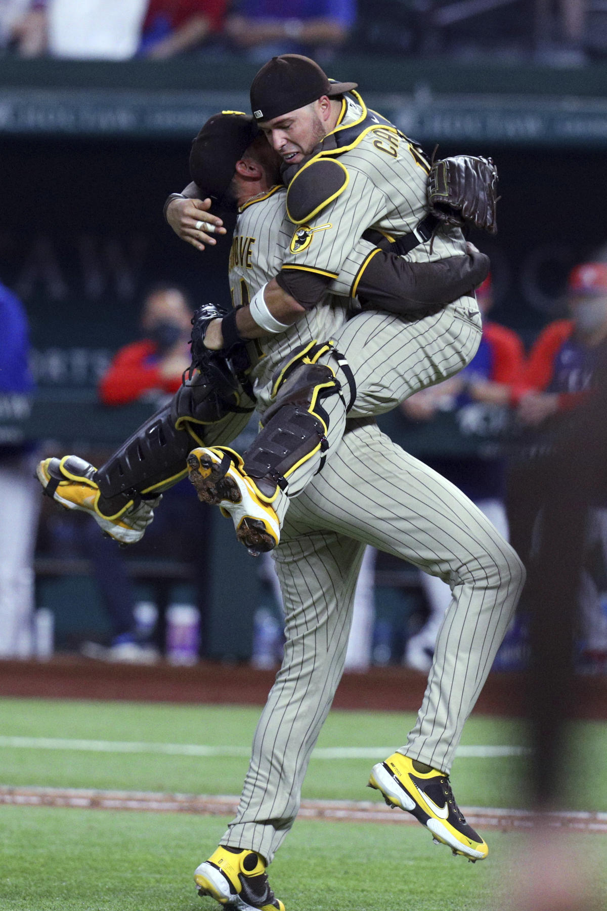 Caratini, Padres beat Giants 7-6 in 10 to tighten NL West