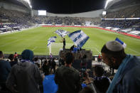 Hinchas de Israel previo al partido contra Dinamarca por las eliminatorias mundialistas, el jueves 25 de marzo de 2021, en Tel Aviv. (AP Foto/Ariel Schalit)