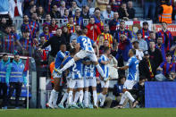Los jugadores del Espanyol celebran luego que Joselú anotó el gol para el empate 1-1 contra el Barcelona en la Liga española, el sábado 31 de enero de 2022. (AP Foto/Joan Monfort)