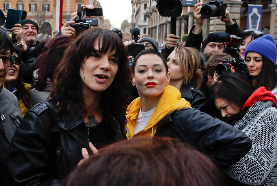 Rose McGowan (r.) demonstrierte am Weltfrauentag zusammen mit der Aktivistin Asia Argento in Rom und stellte die neue #WeToo-Bewegung vor. (Bild: AP Photo)