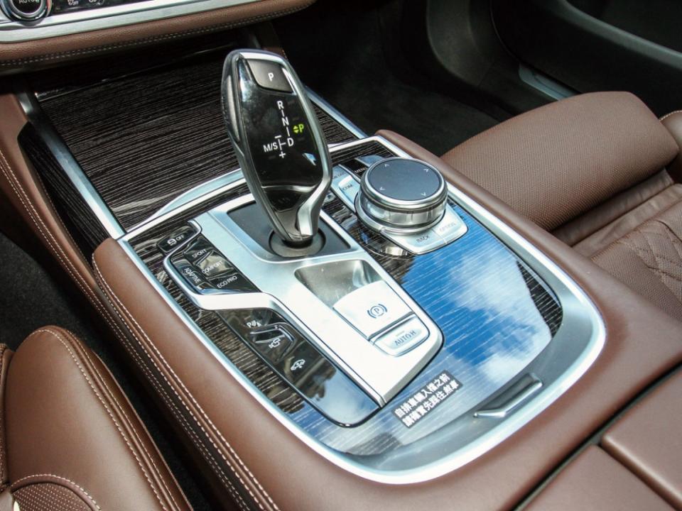 行車模式切換、車身高度調整和iDrive控制旋鈕整合在排檔座週邊。