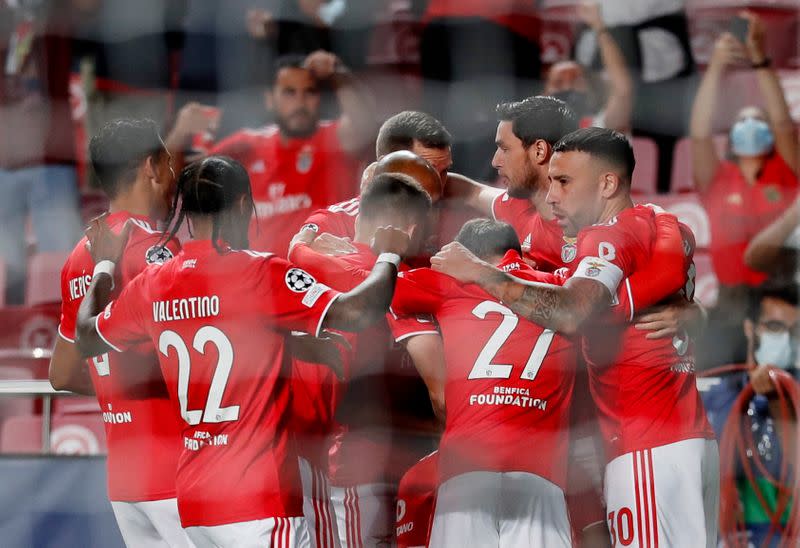 Los jugadores del Benfica celebran después de que Darwin Núñez abriera la cuenta en la victoria ante el FC Barcelona por el Grupo E de la Liga de Campeones, en el Estadio da Luz, Lisboa, Portugal