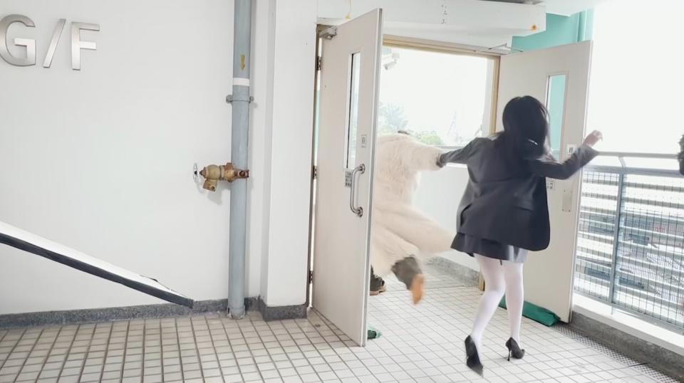 ANSONBEAN回母校拍新歌MV 太投入險拉傷Cloud 被提及女友即變「面紅豆」