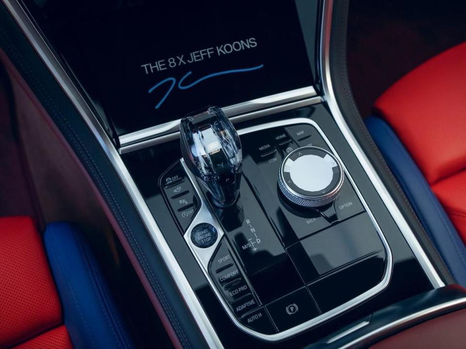 杯架飾板上的簽名Jeff Koons特別選擇了BMW標誌性的巴伐利亞藍，將經典與潮流完美融合於BMW M850i Gran Coupé中，同時每輛車均附有Jeff Koons簽名證書與限量車的專屬車輛編號。