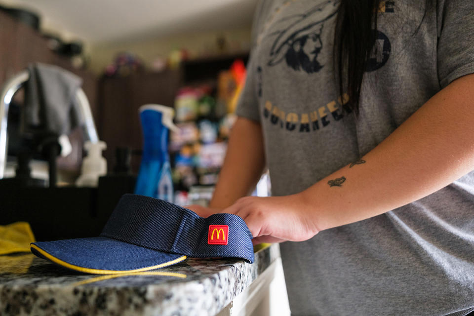 Monica Venegas, con 21 años, y su gorra de McDonald’s en su apartamento en Carolina del Sur. (Maxwell Vittorio)