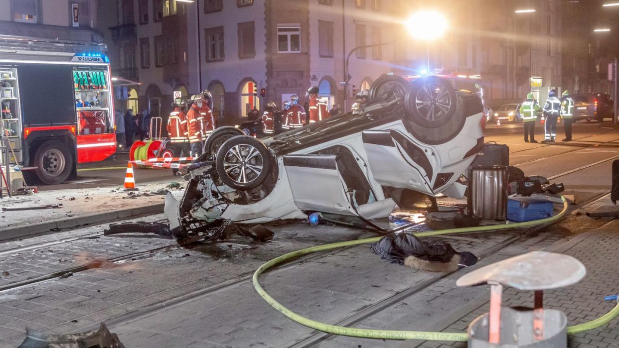 Ein mit einem Messer bewaffneter Mann hat im Westen Baden-Württembergs innerhalb weniger Stunden verschiedene Unfälle verursacht, dabei mehrere Menschen verletzt und zwei Fahrzeuge geraubt.