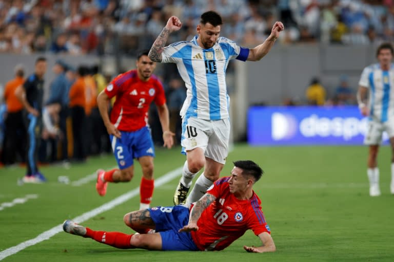 Rodrigo Echeverría, de Chile, disputa la pelota con Lionel Messi, de Argentina, durante un partido de la Copa América en East Rutherford, Nueva Jersey, el 25 de junio de 2024 (EDUARDO MUNOZ)