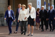 <p>Gleicher Look, anderes Auftreten: Angela Merkel mit cremefarbenem Blazer 2018 an der Seite der damaligen britischen Premierministerin Theresa May.</p> 