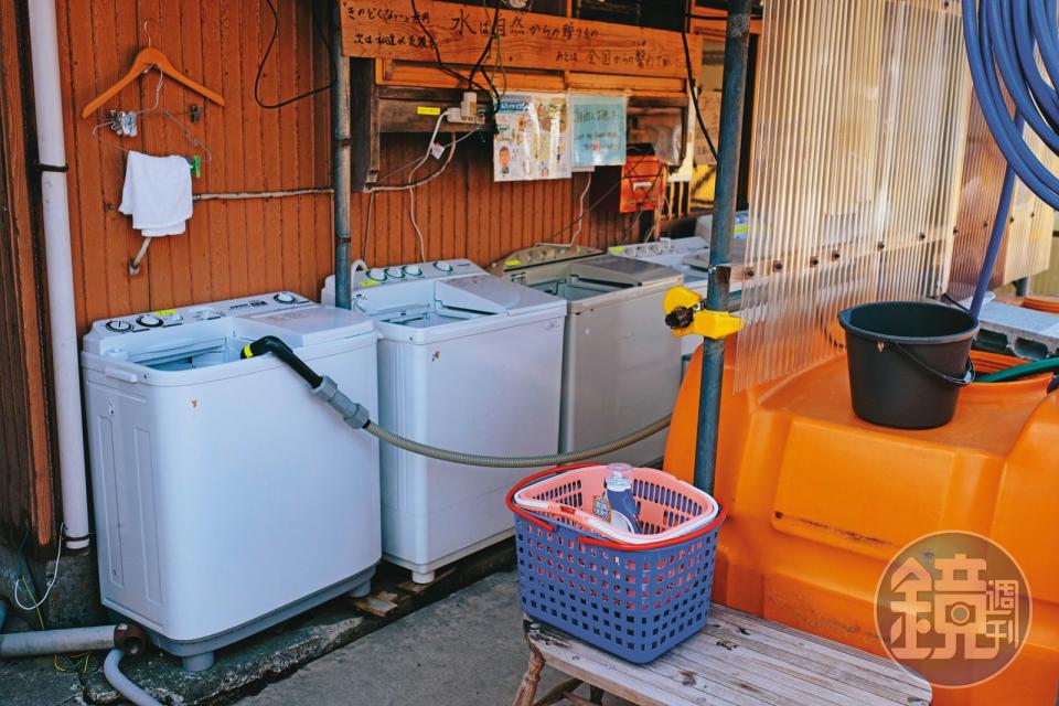 震後4個月，珠洲地區持續停水，小谷內毅自山上接下泉水，供鄰居來家門前免費洗衣。