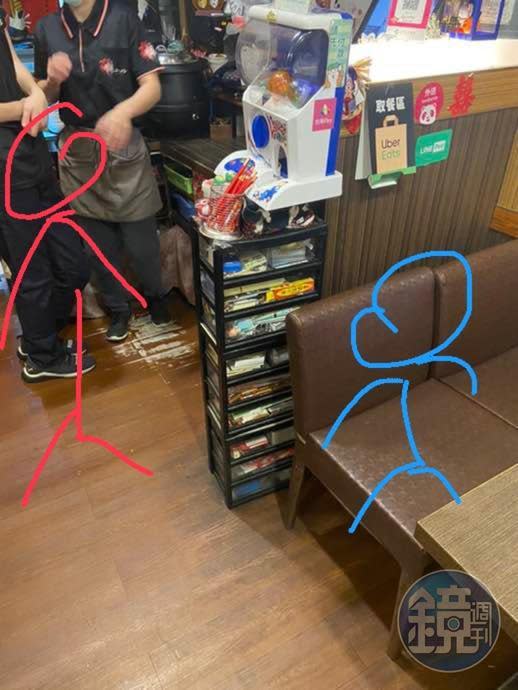 被偷拍的宋姓女子（紅人圖樣）在拉麵店的櫃臺處點餐，坐在旁邊座位區的林偉華（藍人圖樣）將手機往後伸偷拍宋女大腿。（讀者提供）
