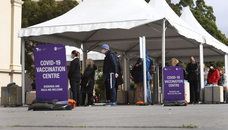 La gente forma fila para obtener su vacuna contra el coronavirus en Melbourne