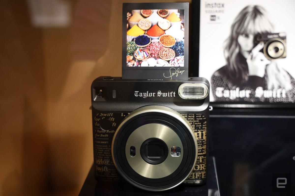 Ass Circulaire zebra Fujifilm shakes it off with a Taylor Swift-themed instant camera | Engadget