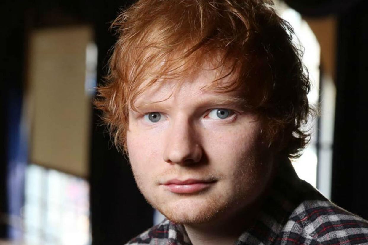 La princesa Beatriz cortó la cara de Ed Sheeran con una espada ceremonial en una cena, en la casa del duque de York en 2016