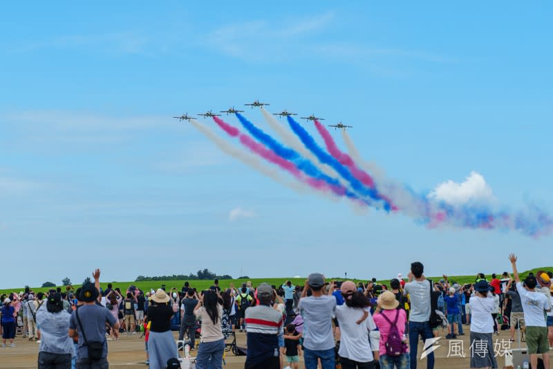 <cite>空軍雷虎特技小組出動7架AT-3高級教練機進行特技飛行操演，吸引民眾拿起相機捕捉。（傅啟禎攝）</cite>