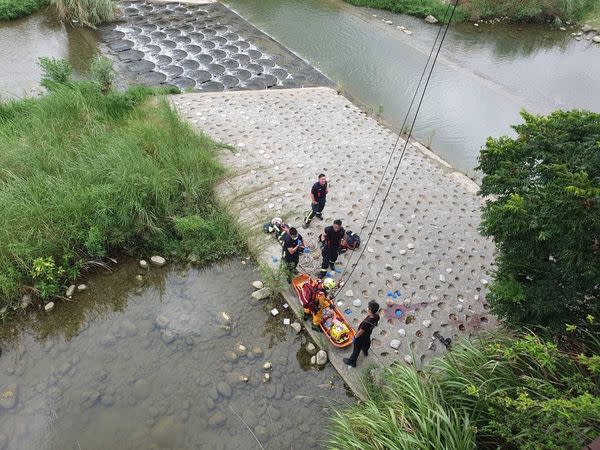 <strong>70歲男子倒臥在乾涸的10米深河道。（圖／翻攝自臺中消防-特搜大隊大誠分隊 臉書）</strong>