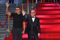 <p><span>Patrimonio neto: 1 650 millones de dólares cada uno <br>Edad: Domenico Dolce, 13 de agosto de 1958 (59 años); Stefano Gabbana, 14 de noviembre de 1962 (55 años)<br>Ocupación: fundadores de la casa italiana de moda de lujo Dolce & Gabbana.<br>Dolce y Gabbana fueron pareja abiertamente durante muchos años. A raíz de su éxito, vivieron en una villa del siglo XIX en Milán, y poseyeron varias propiedades en la Costa Azul. Terminaron su larga relación en 2003 o 2005, pero siguen trabajando juntos en D&G. </span> </p>