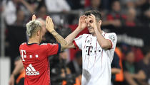 <p>Robert Lewandowski (r.) und Rafinha freuen sich nach einem fulminanten 6:2-Sieg gegen Bayer Leverkusen. Der FC Bayern München steht damit im Finale des DFB-Pokals. (Bild: AP Photo/Martin Meissner) </p>