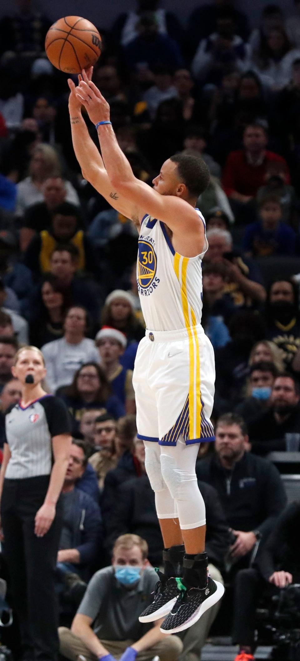 Golden State Warriors guard Stephen Curry (30) shoots a three-point field goal during the first half of a game Monday, Dec. 3, 2021, at Gainbridge Fieldhouse in Indianapolis.