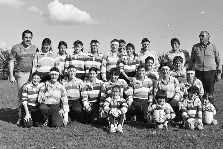 Arriba, a la derecha, Pichi Ruffo, una gloria de GEI; en el equipo estaban, entre otras, Juliana, Virginia y Paula Ruffo; Mónica y Patricia Mottura, Nora Nuño, Patricia Calligo, Gimena Contreras, Eugenia Narancio, Claudia Lanzelotti, Virginia Plescia, Gabriela Sánchez y Viviana Rovere; histórica formación de GEI el 23 de noviembre de 1985, en el primer partido de rugby femenino de la historia