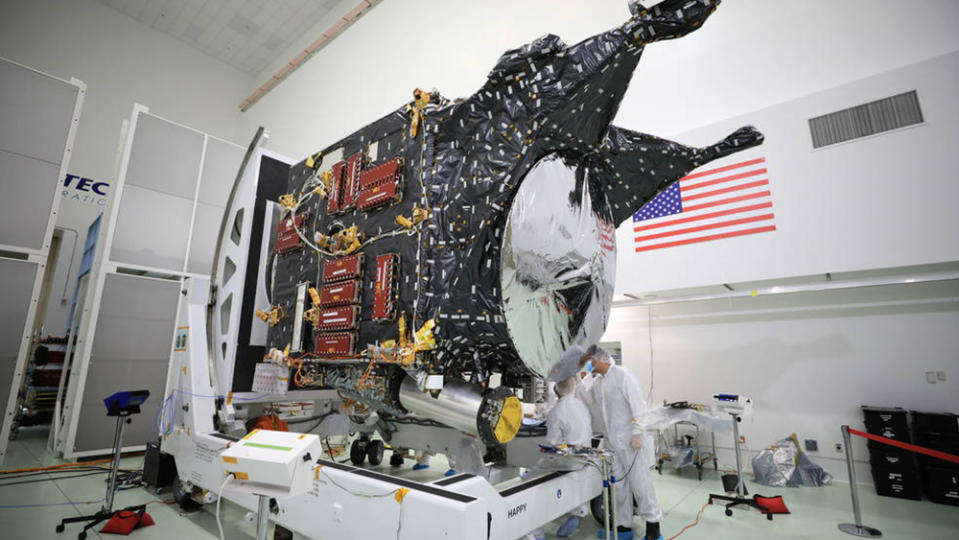 A team prepares NASA’s Psyche spacecraft for launch inside the Astrotech Space Operations Facility near the agency’s Kennedy Space Center in Florida on Dec. 8, 2022. Psyche will launch atop a SpaceX Falcon Heavy rocket from Launch Complex 39A at Kennedy. Launch is targeted for no earlier than Oct. 10, 2023. The spacecraft will use solar-electric propulsion to travel approximately 1.5 billion miles to rendezvous with its namesake asteroid in 2026. The Psyche mission is led by Arizona State University. NASA’s Jet Propulsion Laboratory, which is managed for the agency by Caltech in Pasadena, California, is responsible for the mission’s overall management, system engineering, integration and testing, and mission operations. Maxar Technologies in Palo Alto, California, provided the high-power solar electric propulsion spacecraft chassis. NASA’s Launch Services Program (LSP), based at Kennedy, is managing the launch.