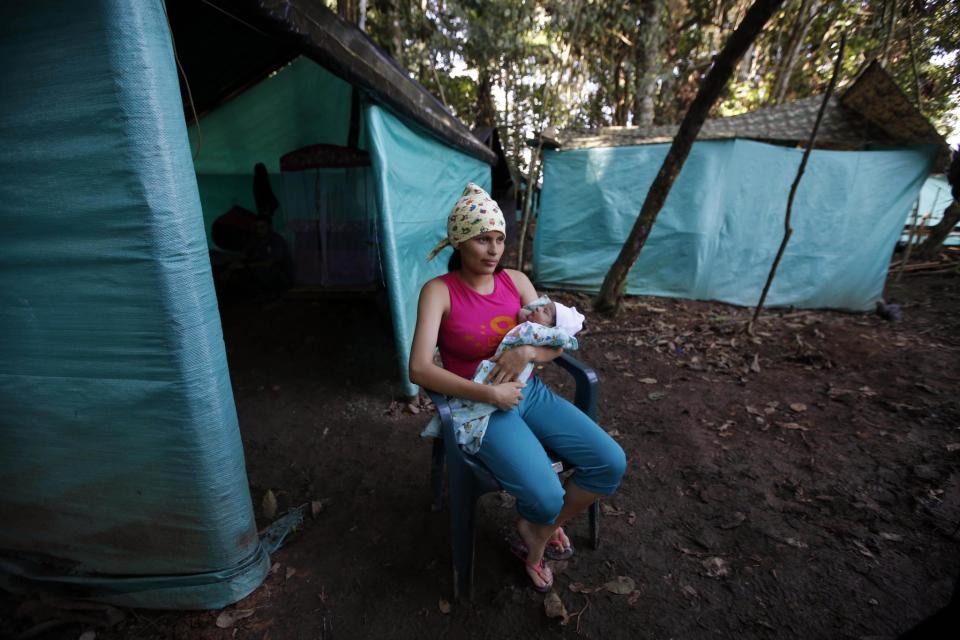 FOTOS: mujeres de las FARC cambian sus fusiles por bebés