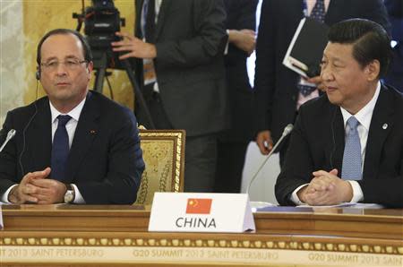 French President Francois Hollande and Chinese President Xi Jinping (R) attend the first working session of the G20 Summit in Constantine Palace in Strelna near St. Petersburg, September 5, 2013. REUTERS/Sergei Karpukhin