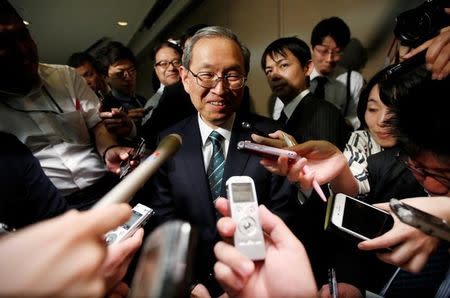 Toshiba Corp incoming President and chief executive Satoshi Tsunakawa (C) is surrounded by reporters as he leave a news conference at the company headquarters in Tokyo, Japan May 6, 2016. REUTERS/Issei Kato