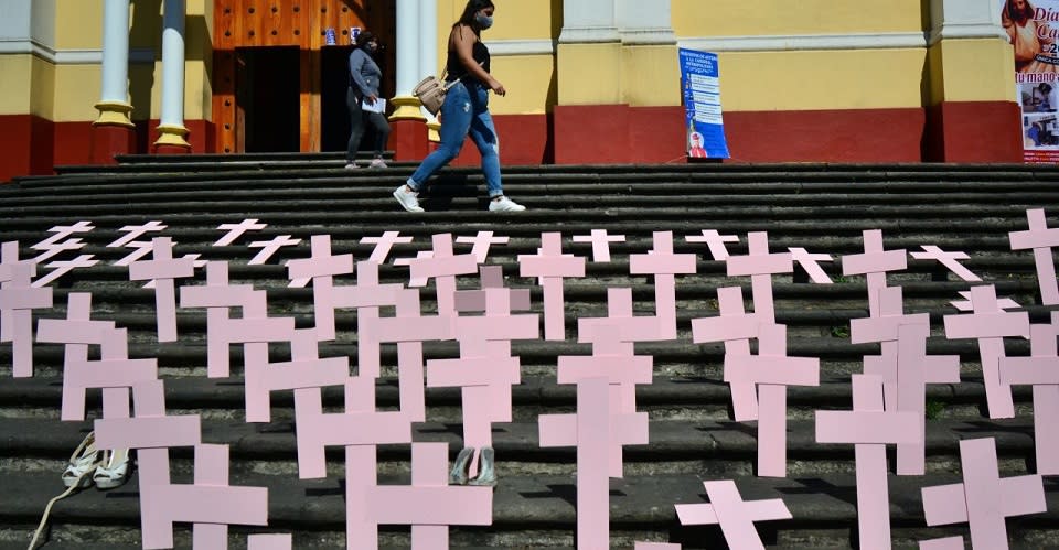Feminista colocaron cruces rosas en las escalinatas de la plaza Lerdo para protestar por los 76 feminicidios que se han registrado en el 2020 en el estado de Veracruz.