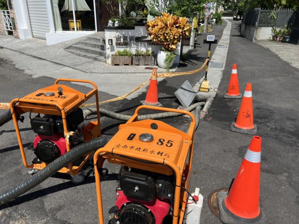 同平路預先部署防堵外水，並加強布設抽水機。（水利局提供）