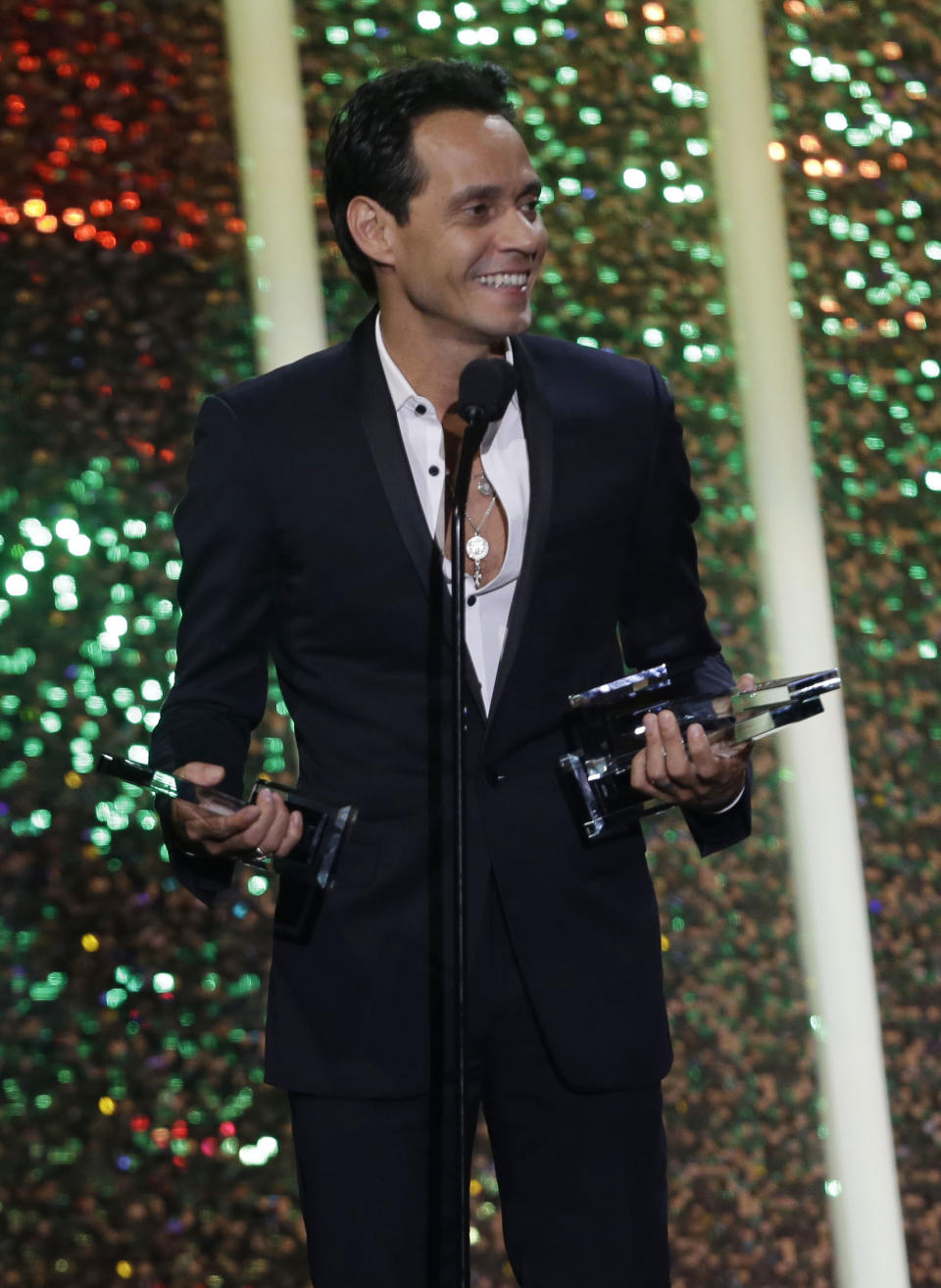Marc Anthony acepta uno de sus Premios Billboard de la Música Latina, el jueves 24 de abril del 2014 en Coral Gables, Florida. (AP Foto/Lynne Sladky)