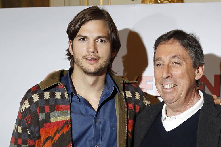 Posá que yo saco. El actor Ashton Kutcher, junto al director Ivan Reitman, en el estreno del film Sex Friends, en Paris