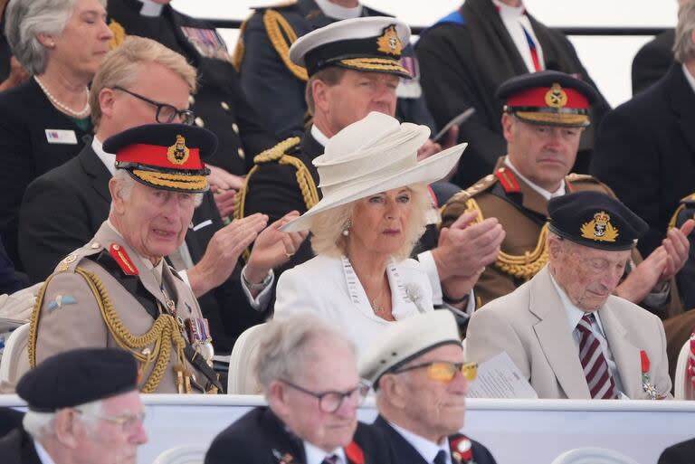 El rey Carlos III de Gran Bretaña y la reina Camilla asisten al acto conmemorativo de la Real Legión Británica en el Memorial Británico de Normandía en Ver-sur-Mer, Normandía, en la costa norte de Francia, como parte de los actos de conmemoración del 80º aniversario del desembarco anfibio aliado (Desembarco del Día D) en Francia en 1944, el 6 de junio de 2024.