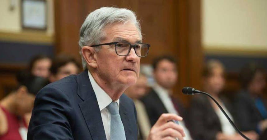 聯準會（Fed）主席鮑爾（Jerome Powell）聲稱央行不急著降息。（圖／美聯社）