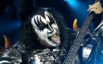 Anders geschrieben, gleich ausgesprochen wird der Name dieses feinen Herrn: Die bekannteste Zunge der Welt befindet sich bekanntlich im Mund des Kiss-Bassisten Gene Simmons, der mit der Grazie seiner Namensvetterin wenig am Hut zu haben scheint. (Bild: Paul Kane/Getty Images)