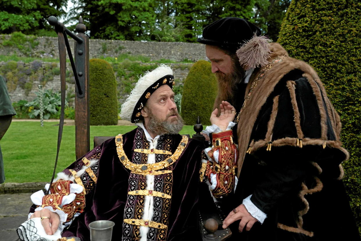 Jude Law méconnaissable dans le rôle du roi Henry VIII.  - Credit:studio