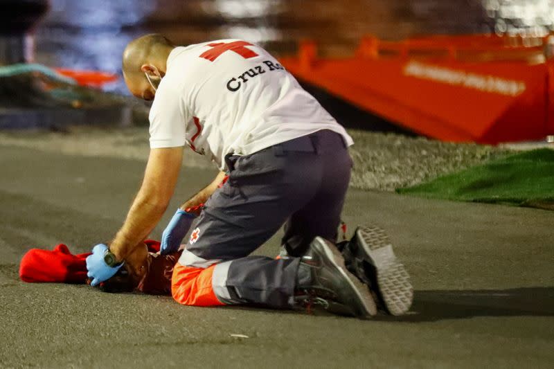 Un trabajador de la Cruz Roja reanima a un bebé rescatado por el servicio de guardacostas español en el puerto de Arguineguín