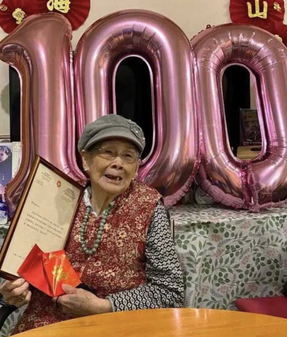 梅媽獲勞工及福利局祝賀踏入期頣之年 親友伴渡100歲生日兒子梅啟明未見影