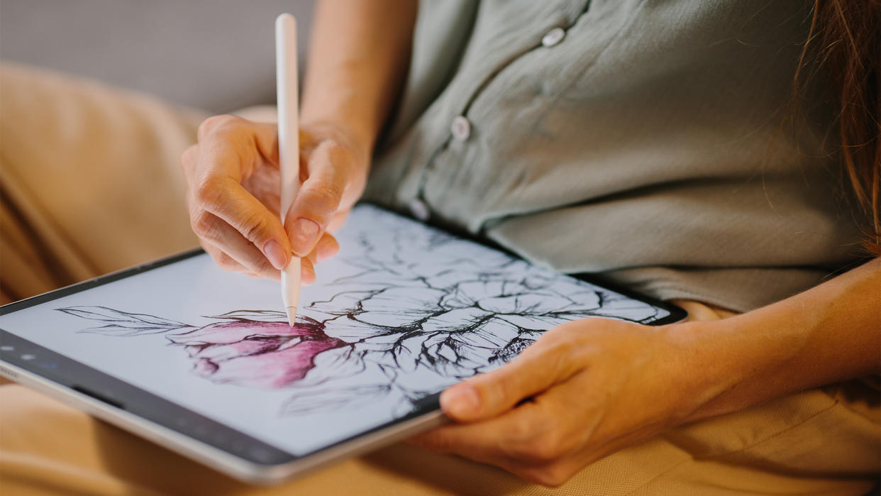  How to connect a stylus pen to iPad. 