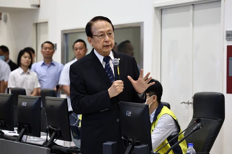 花蓮強震　江耀宗說明高鐵疏運情形 花蓮3日發生強震，台灣高鐵公司董事長江耀宗 （前）4日在台北車站特定區聯合防災中心表示，3日 上午8時至下午1時，高鐵改採降級運轉，取消44班次 列車，但南港至左營發出全車自由座列車，共加開22 班次，另在車站加派人力，提供麵包及礦泉水供旅客 取用。 中央社記者翁睿坤攝  113年4月4日 