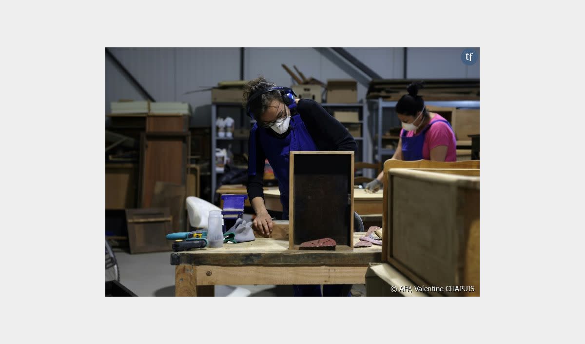 "Les plus précaires des précaires, ce sont les femmes" : cette recyclerie 100% féminine du Lot "ramène les femmes vers l'emploi" Cynthia dans l'Atelier des Filaos spécialisé dans le recyclage de meubles à Prayssac dans le Lot le 5 juin 2024 - AFP, Valentine CHAPUIS