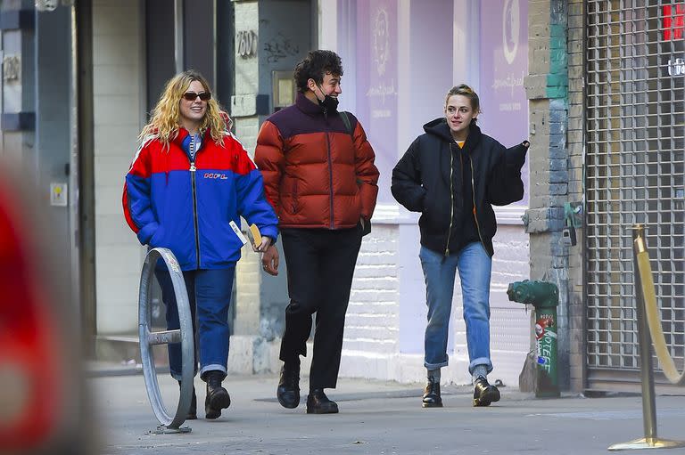 Kristen Stewart pasea acompañada por las calles de Manhattan.
