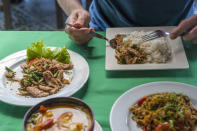 <p>Wer in Thailand zu einem Geschäftsessen geht, dem fällt es sicher nicht leicht, der Tischetikette zu folgen. In dem asiatischen Land gilt es als Fauxpas, das Essen mit der Gabel zum Mund zu führen. Diese wird stattdessen in der linken Hand gehalten und dazu genutzt, das in mundgerechte Stücke geschnittene Essen auf den Löffel in der rechten Hand zu schieben. Mit diesem steckt man es dann in den Mund. (Foto: gettyimages) </p>