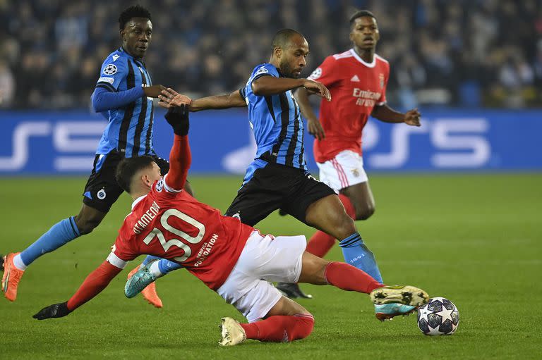 Así empezó la jugada, de defensor a número 10: Nicolás Otamendi le saca el balón a Denis Odoi, en la victoria de Benfica por 2-0 en Brujas por la Champions League.